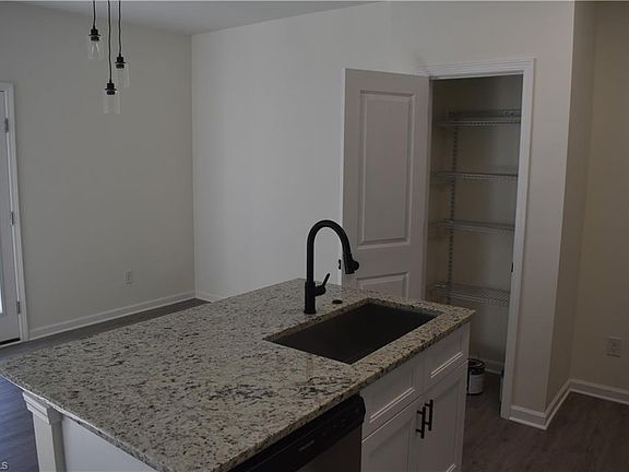 5th image of 1015 Sharon St