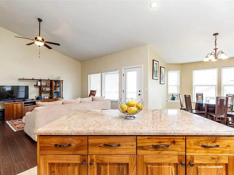 3716 Enfield Ave — Photo 10