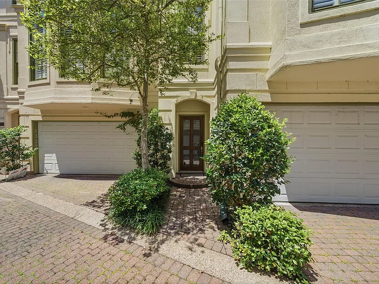 1329 Hyde Park Blvd — Photo 3