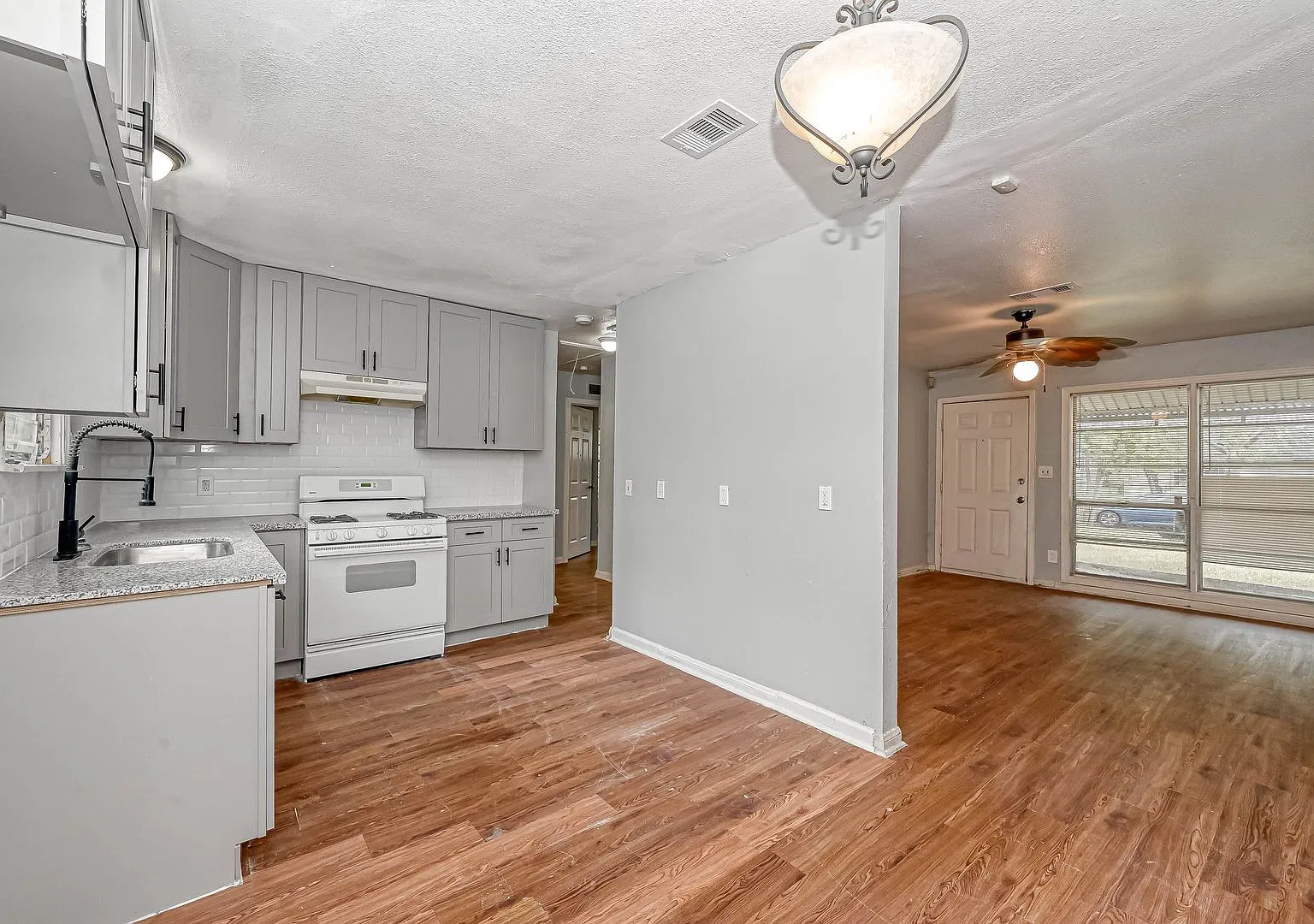 Spacious 4-Bedroom Home in Houston Housing Vouchers Welcome! — Photo 3