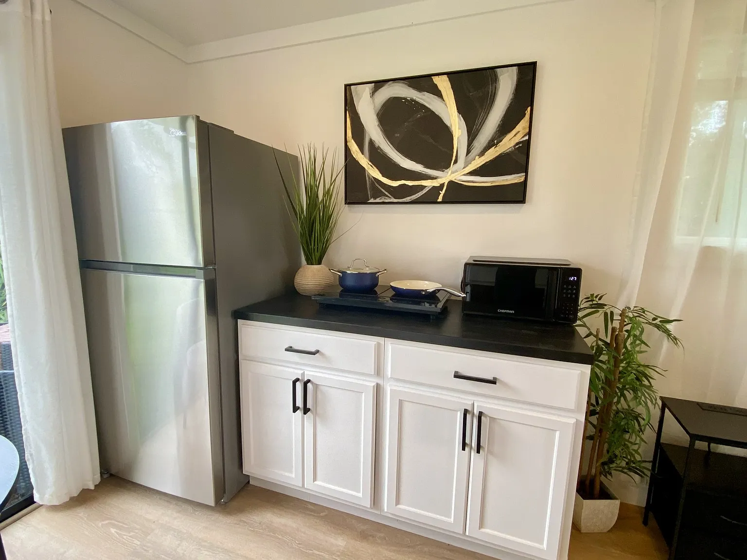 Studio, 300 sqft, $2,400 — Photo 4