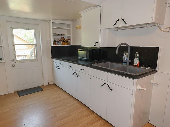 5th image of 1 Morton St