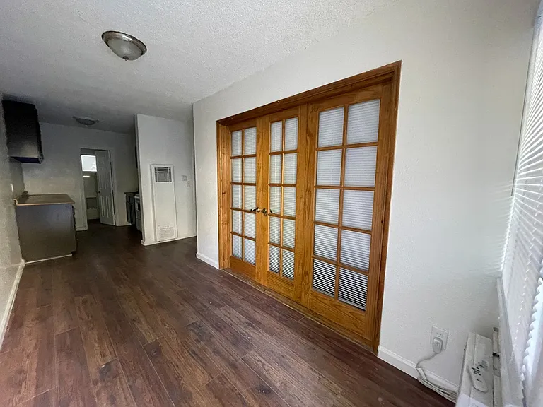 Hollywood & Highland Walkable Apartment Community — Photo 7