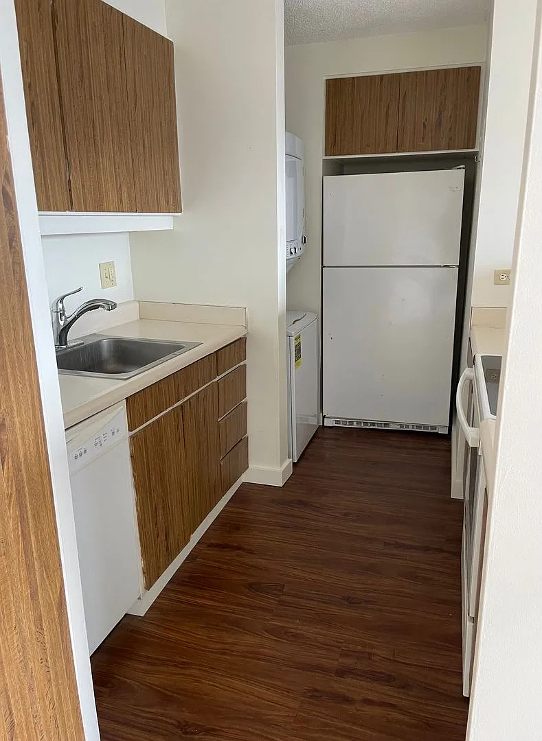 Discovery Bay Unit with Ocean & City Views — Photo 3