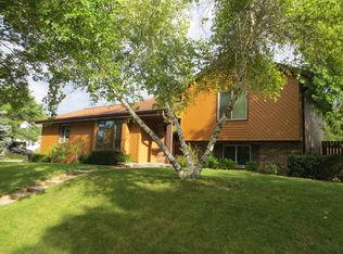 1701 Fox River Pkwy, Waukesha, WI 53189