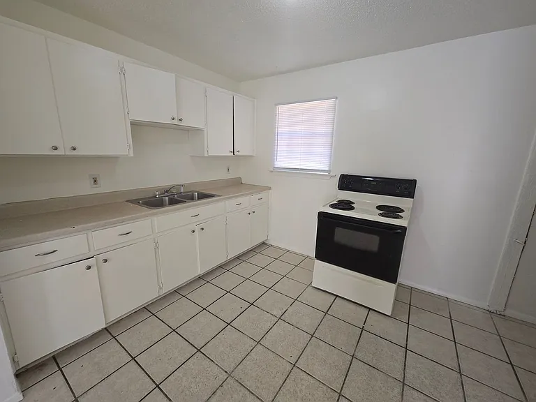 412 Edward St — Photo 4