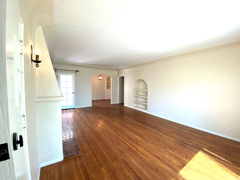 613 Roycroft Ave — Photo 4