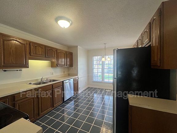3rd image of 112 Greenmont Ln