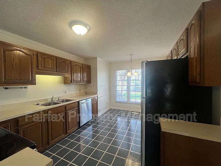 112 Greenmont Ln — Photo 3
