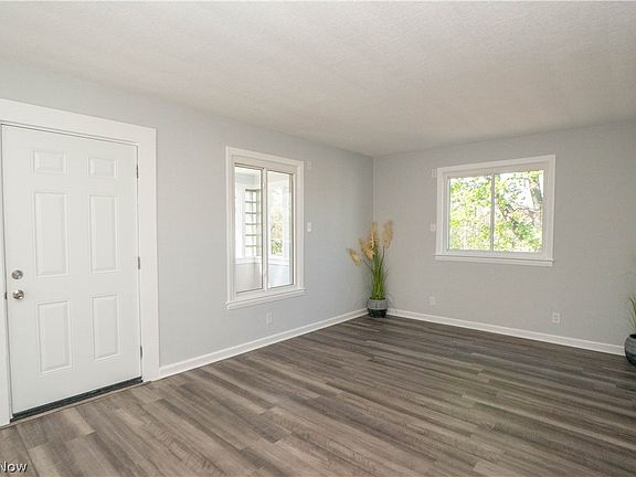 5th image of 1037 Harpster Ave