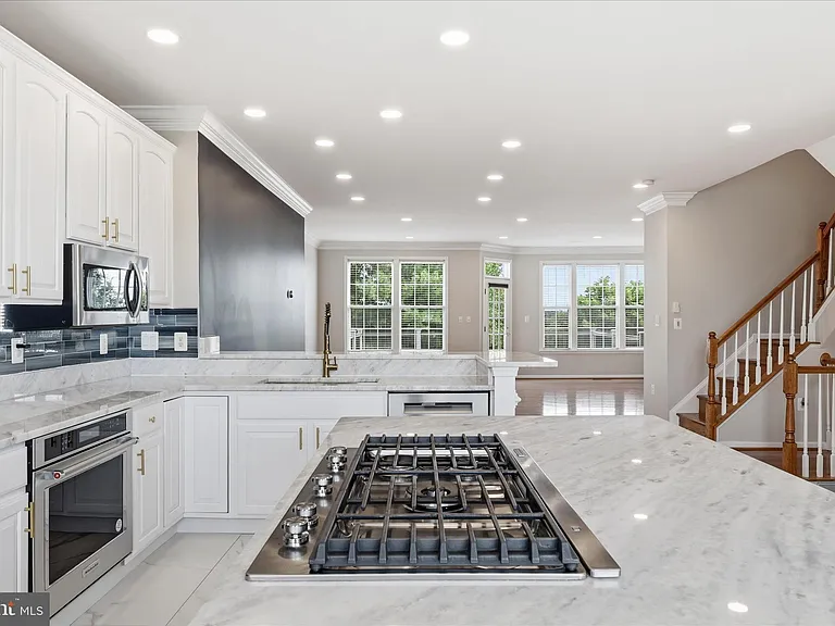 812 Sydney Ter NE — Photo 11