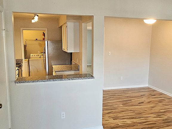 4th image of 3854 Buchanan Dr