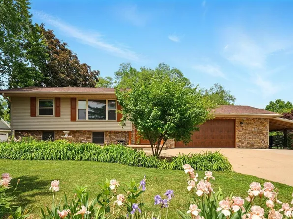 5760 Jenny Ln, Bettendorf, IA 52722