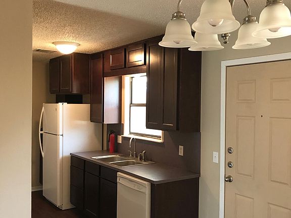 3rd image of 3701 Robinhood Dr #10-D