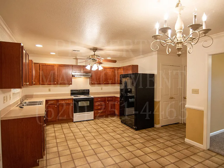 813 Shawnee St — Photo 3