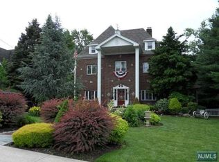 924 Edgewater Ave, Ridgefield, NJ 07657