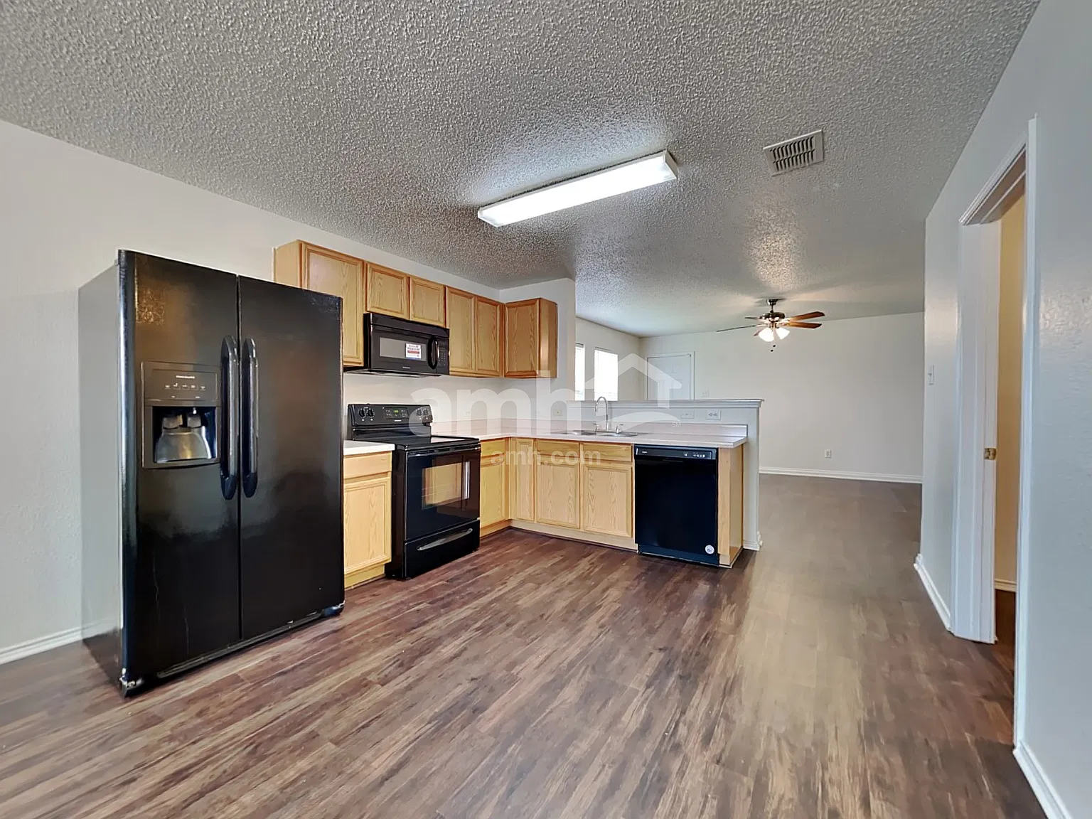 4 bed, 2.0 bath, 1421 sqft, $2,015 — Photo 3