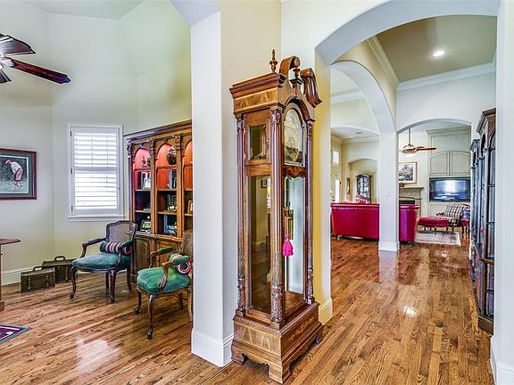4th image of 805 Creekview Ln