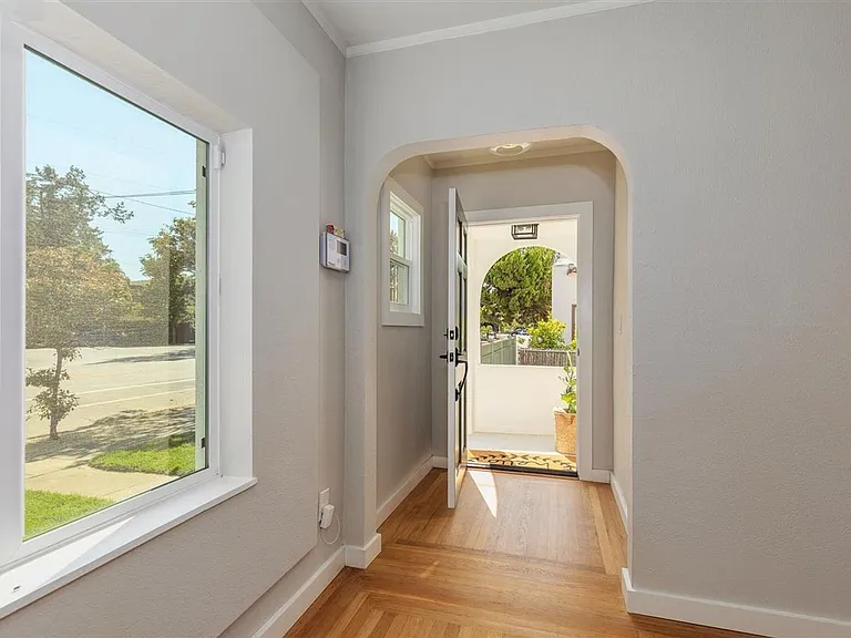 330 Broadmoor Blvd — Photo 3