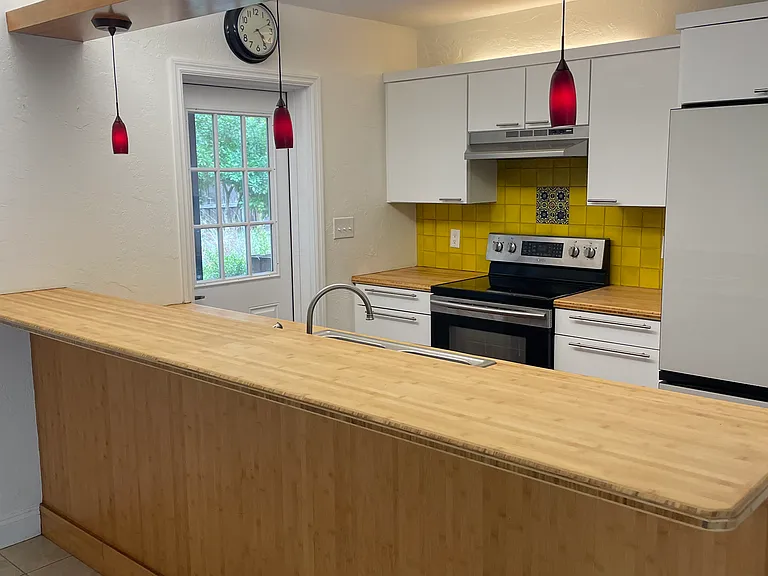 1032 NE 19th Pl — Photo 4