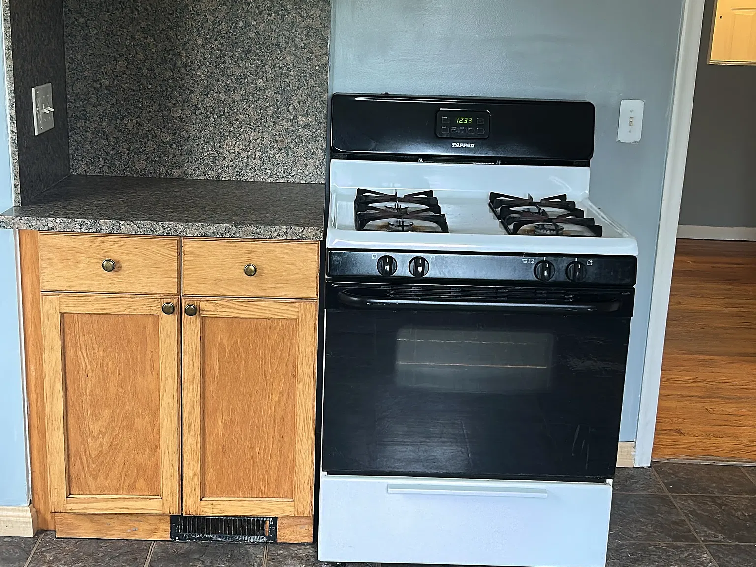2 bed, 950 sqft, $1,300 — Photo 3