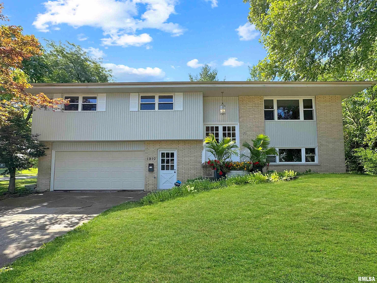 1910 W Sunnyview Dr photo 1