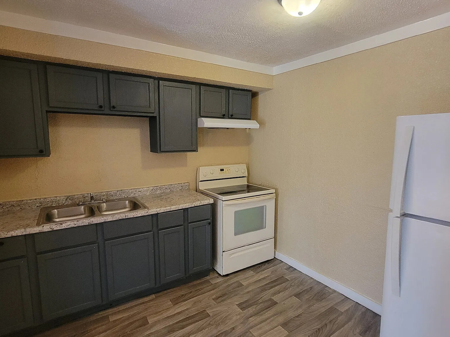 3 bed, 1.0 bath, $1,075 — Photo 3