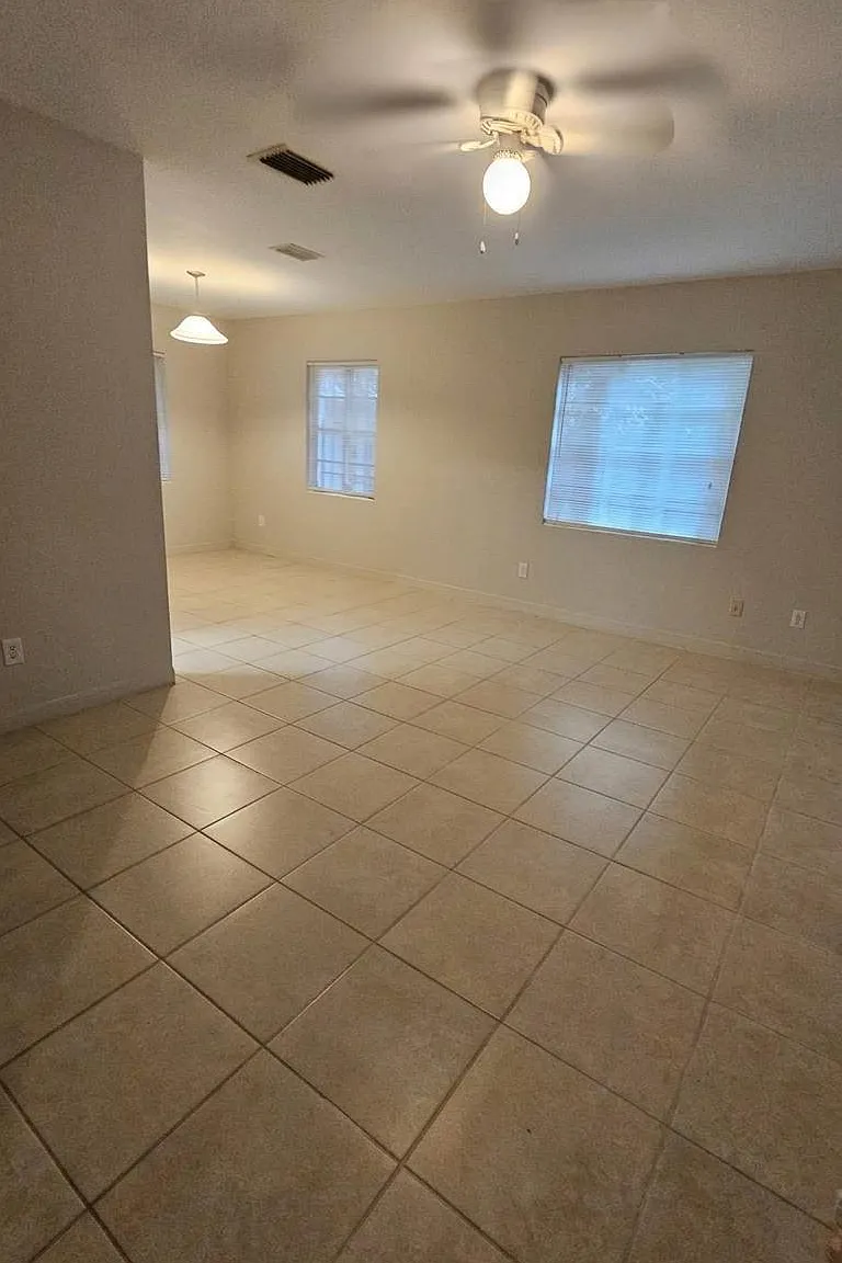 2 bed, 1.0 bath, 894 sqft, $975 — Photo 2