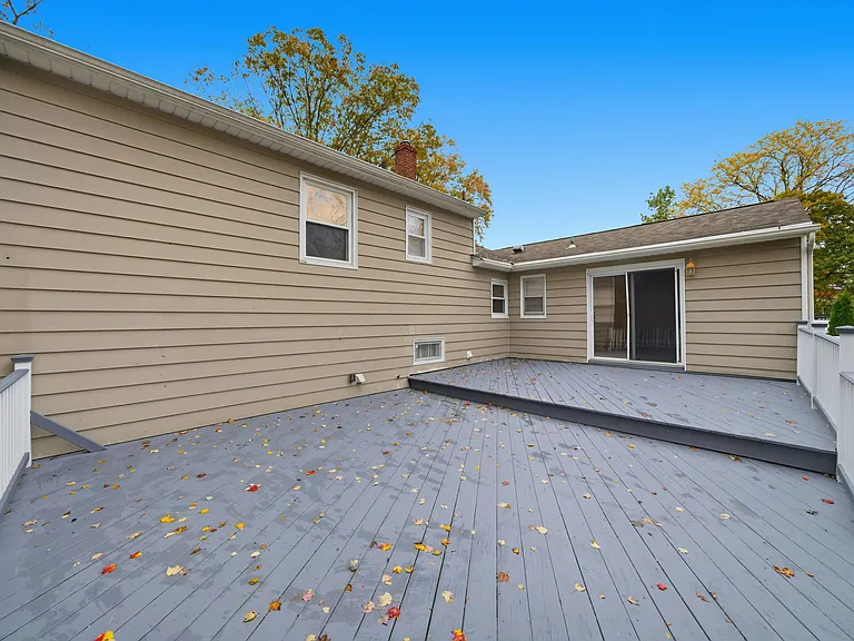 10 Lloyd Ave — Photo 36