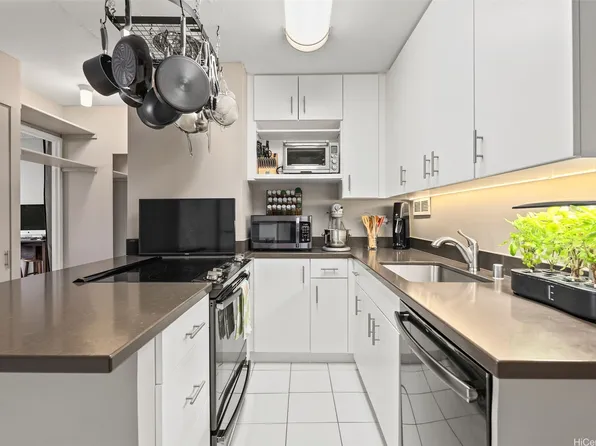 1535 Pensacola St APT 906, Honolulu, HI 96822