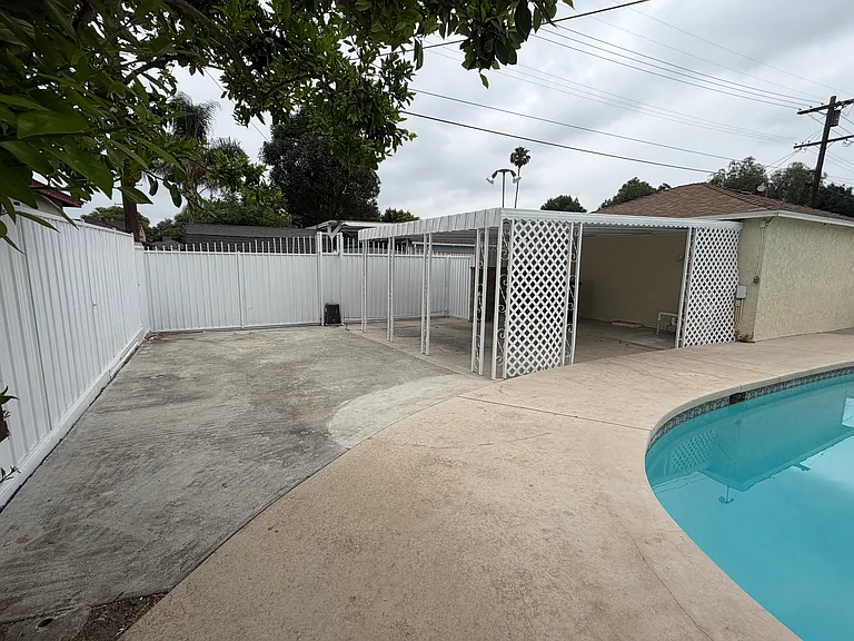 6836 Lindley Ave — Photo 12
