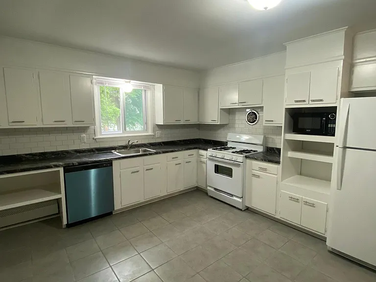 206 Oak St #1 — Photo 3