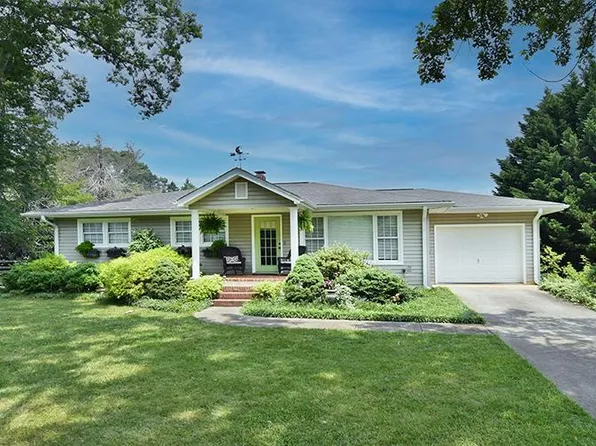 6123 Skylark Rd, Pfafftown, NC 27040