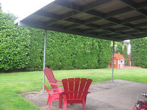 fenced yard, covered patio