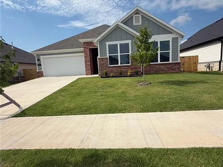 5907 SW Bear Creek Ave — Photo 1