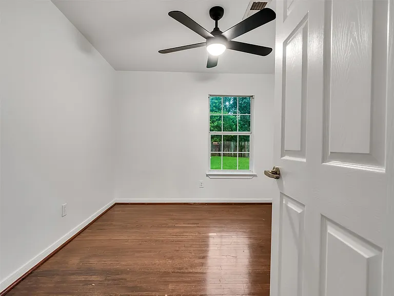 4930 Holloway Dr — Photo 30