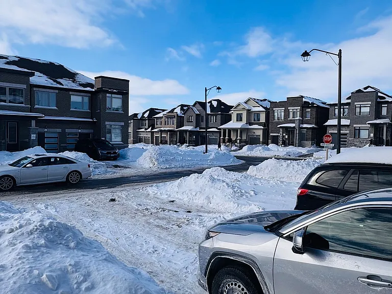 2037 Cameron Lott Cres — Photo 3