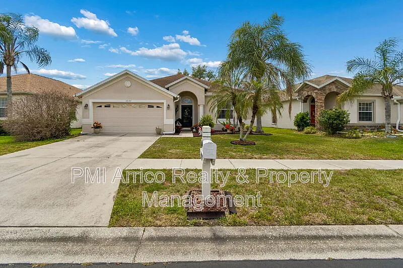 3 bed, 2.0 bath, 1622 sqft, $2,100 — Photo 2