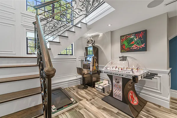 Sold by PRENDAMANO REAL ESTATE | media 47