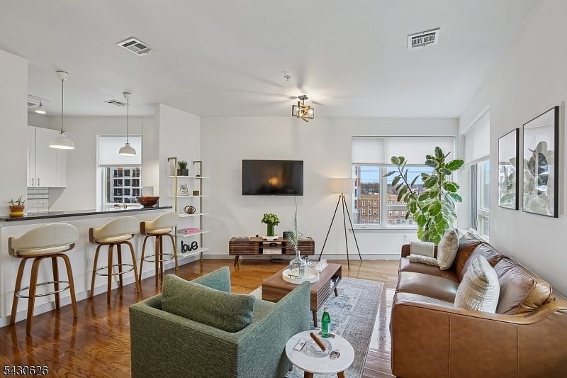 1st image of 52 Lincoln Ave