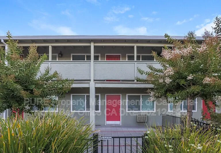 555 Dexter St #B — Photo 3