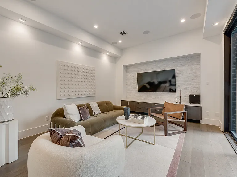 6420 Kenwood Ave — Photo 23