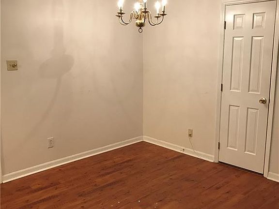 3rd image of 6 Fountain View Cir
