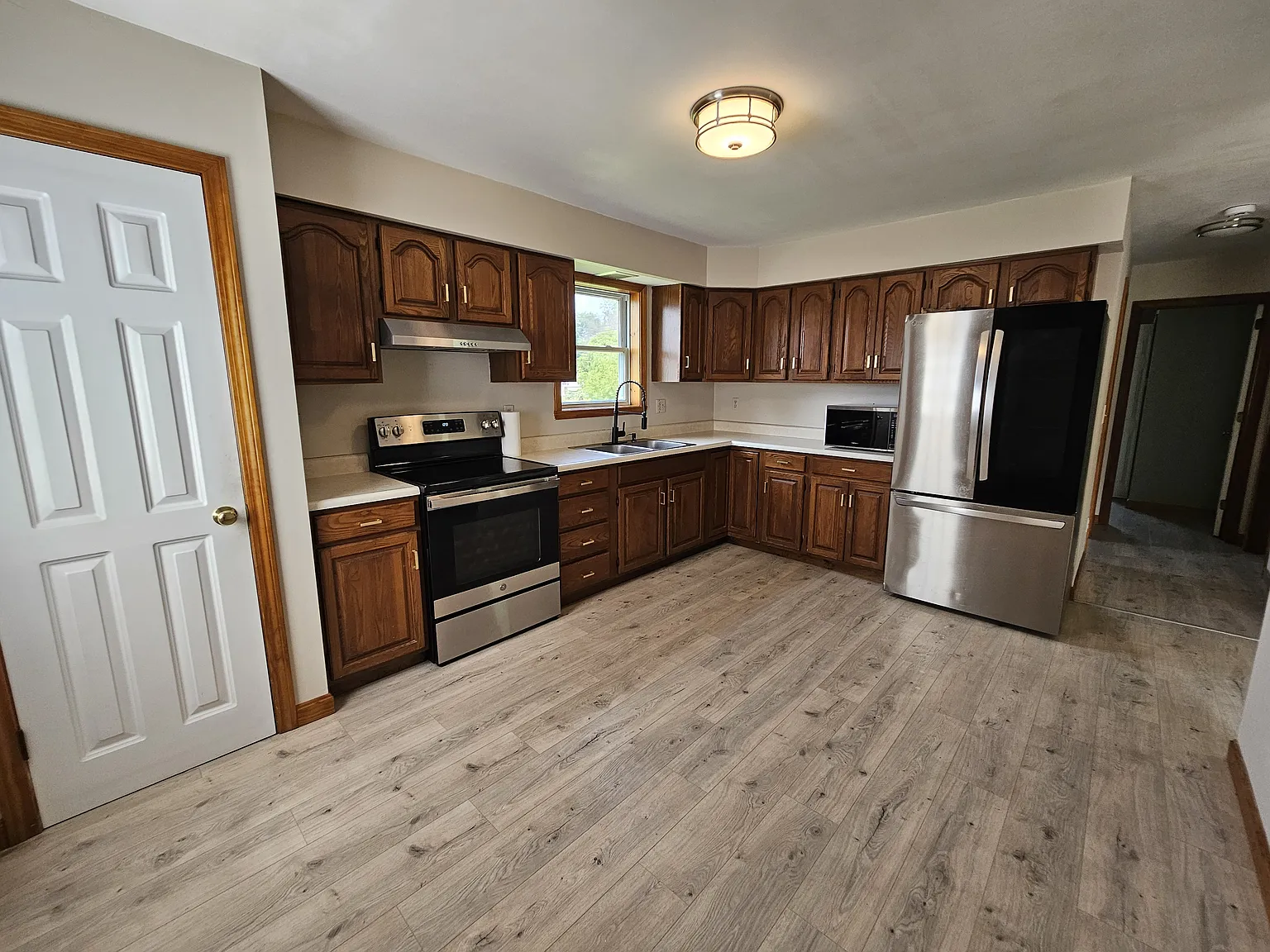 2 bed, 864 sqft, $2,100 — Photo 1