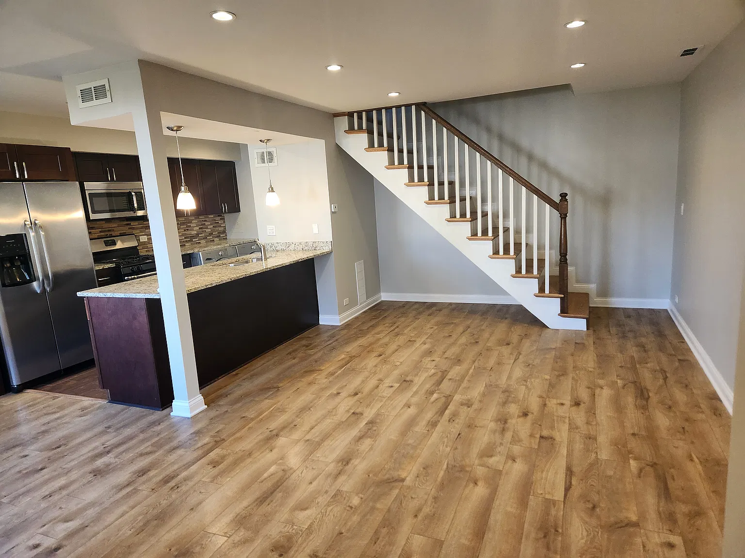 2 bed, 1000 sqft, $2,050 — Photo 2