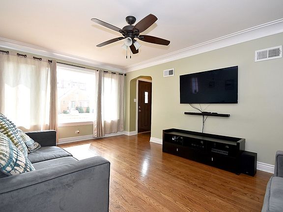 5th image of 3622 N Oconto Ave