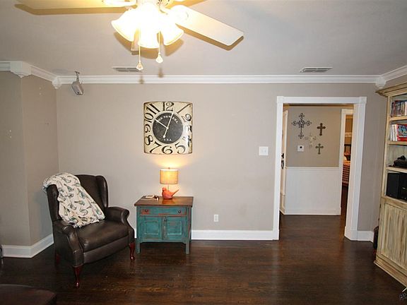 4th image of 2106 Crestwood Dr