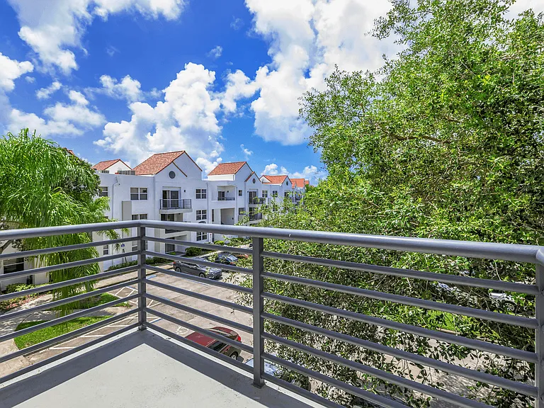 Sheridan Ocean Club Apartments — Photo 73