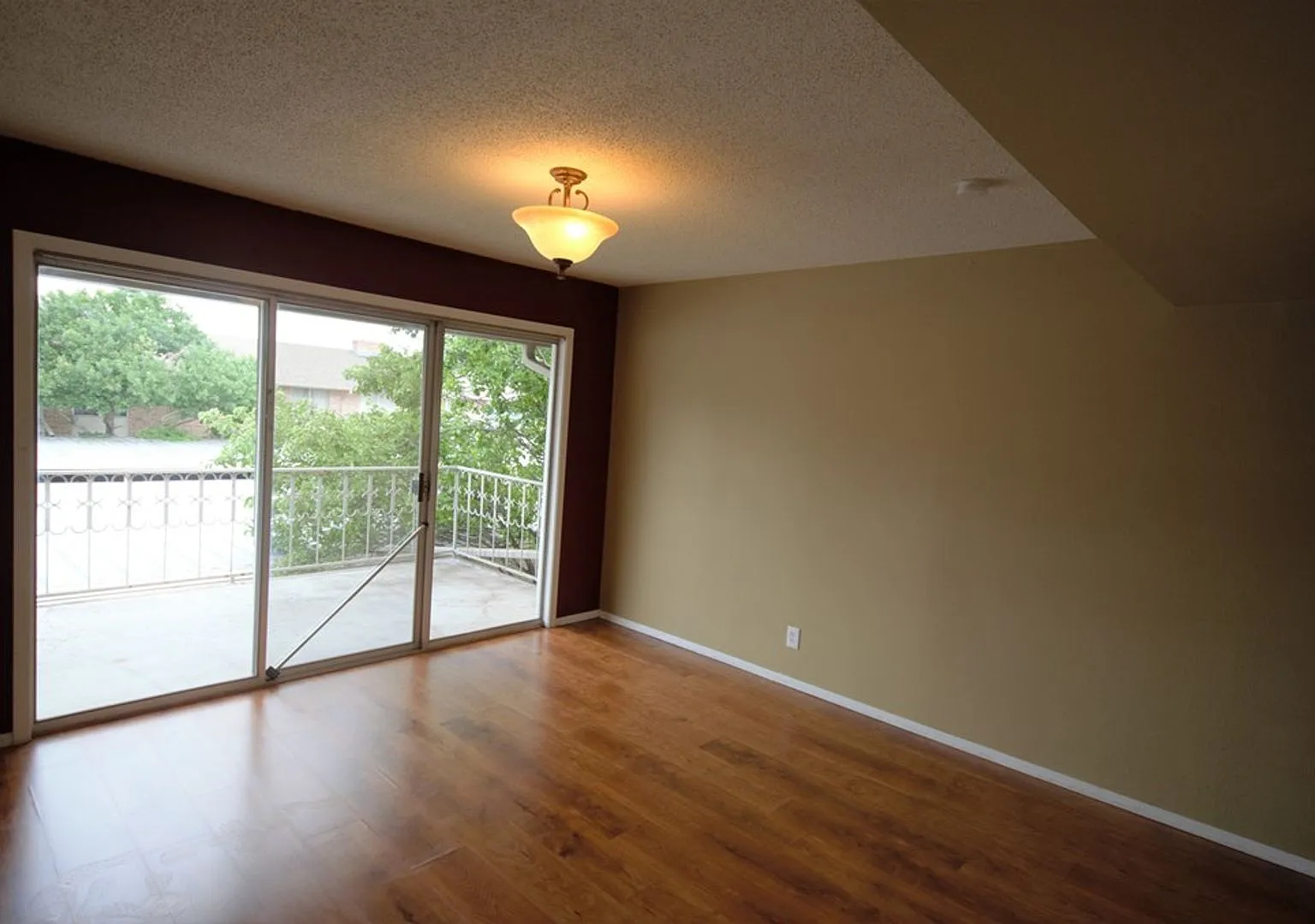 LARGE 2 bedroom 2 bath Condo close to Shopping, dinning and entertainment! — Photo 3