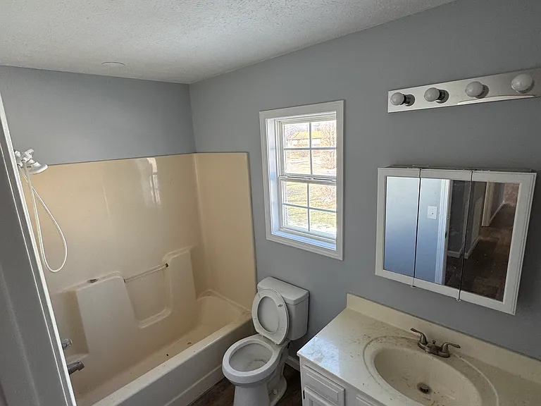 1211 Redbud St — Photo 16